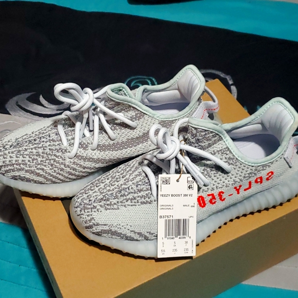 - Yeezy Boost 350 V2 - Picture 2 of 4